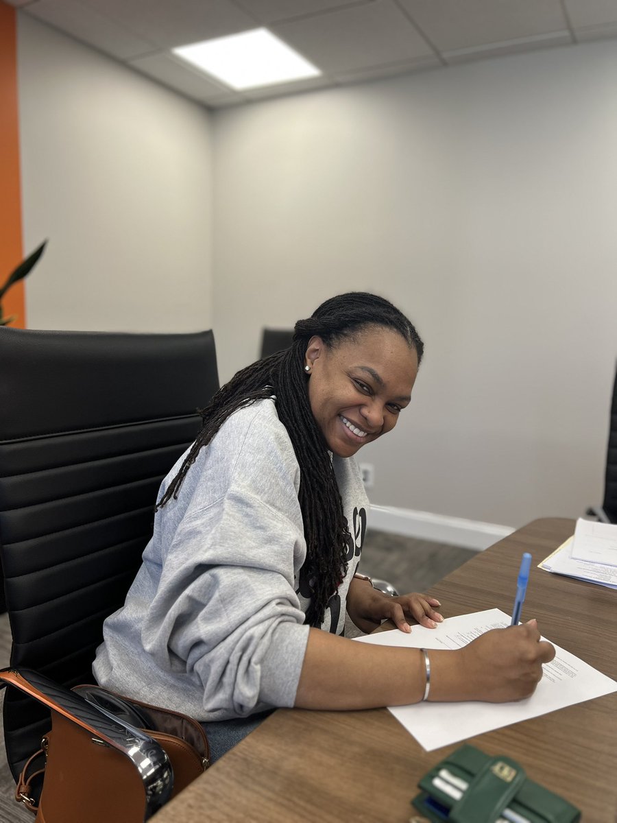 its_me_dannib's tweet image. Signed. Sealed. We’re HOME!

#NewHome #NewState #NewCity