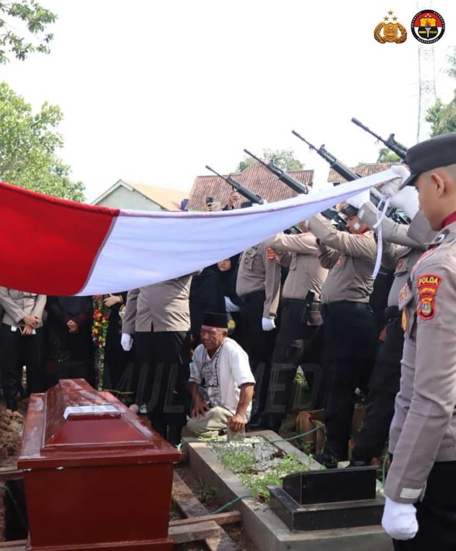 JeraJohan's tweet photo. Briptu (Anumerta) Ghalib Surya Ganta gugur saat menjalankan tugas dalam penertiban judi sabung ayam saat bulan puasa Ramadan 1446 Hijriah di wilayah Way Kanan, Lampung. 
Selamat Jalan Pahlawan Pembela Keadilan yang #GugurTegakkanHukum Doa Kami selalu menyertai #PolriBersamaRakyat https://t.co/QPDtMq3X3r