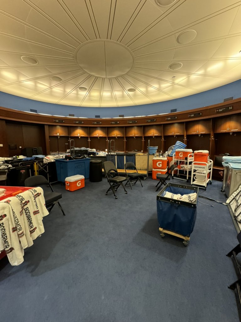 Sports and Entertainment Marketing students took a tour of MSG today! This time we were lucky enough to see the locker rooms. Such an amazing experience and so much learned about the venue! 🏀🎶
