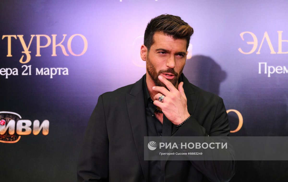 cyitaliafanpage's tweet photo. L'attore Can Yaman alla première della serie TV "El Turco" al cinema Oktyabr. https://t.co/AWkKCs9cZf