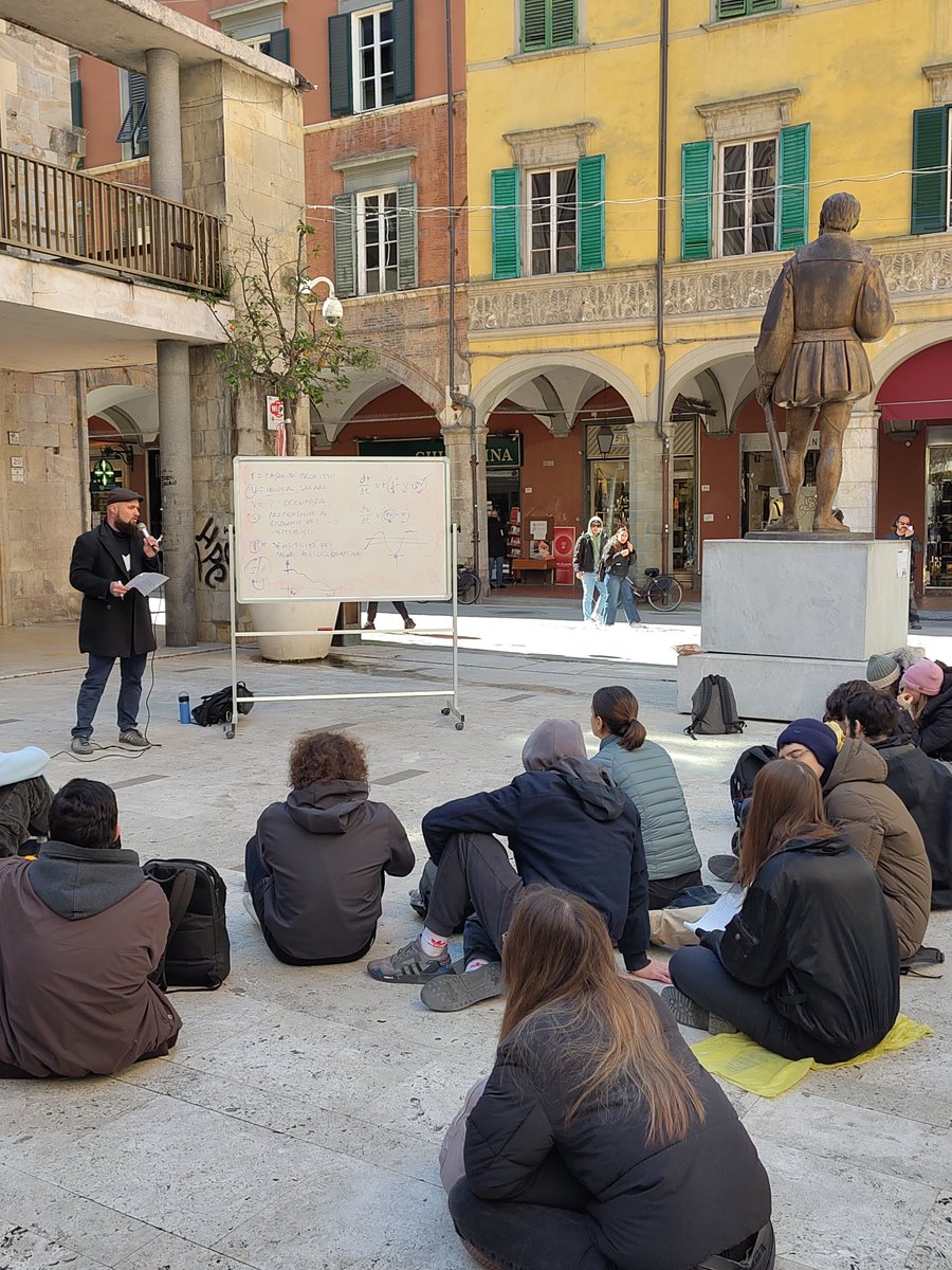 A mobilitarsi con le studentesse e gli studenti si rimane giovani ma ci si sente vecchi,e si diventa un po' sentimentali. Io a rivedere le foto di tre giorni ininterrotti di lezioni in piazza a Pisa mi commuovo.
Organizzate da studentesse e precarie,partecipate da docenti e città