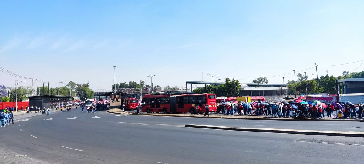 Masta_CI_'s tweet photo. A punto de iniciar la marcha de la CNTE. Desde el congreso de la Unión hasta la plancha del Zócalo para la instalación de un campamento, en exigencia de una reforma justa de jubilación. https://t.co/qMVaK0wYIE
