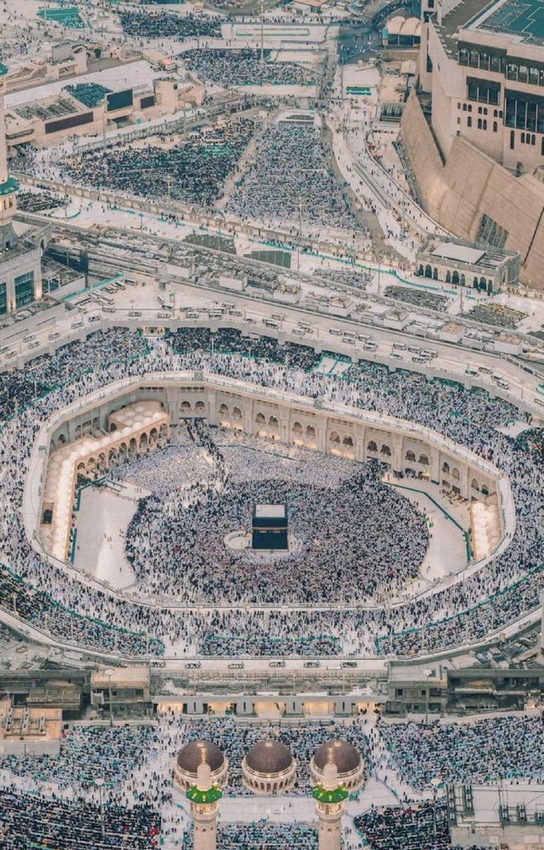 هذا الرخام الذي تراه يتلألأ امام ناظريك في الحرم، اشترته السعودية خصيصًا من اليونان وتحديدًا من جزيرة تاسوس، حيث استحوذت على جبل كامل وجعلته لخدمة ضيوف الرحمن، الرخام فيه ميزة عظيمة بارد بالنهار وبالليل ويحافظ على جلود زوار البيت العتيق.

-احسان في أدق التفاصيل، عظيمة بلادي.