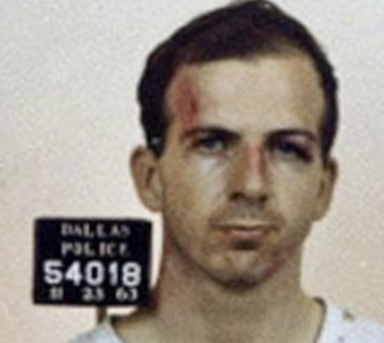 رتبت لكم ولخصت وترجمت جميع الأسرار التي كشفتها ملفات اغتيال كينيدي التي تم نشرها فجر اليوم بالتفصيل المختصر علما بأنها ٨٠ ألف صفحة لكن هذي مختصرها للعامة 🚨 

البداية:

في 22 نوفمبر 1963، اهتزّ العالم على وقع اغتيال الرئيس الأمريكي جون ف. كينيدي في دالاس، تكساس، ولا يزال هذا