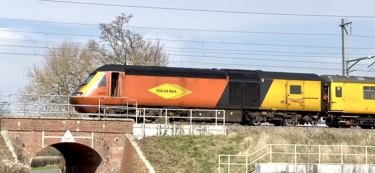 Davidal20103984's tweet photo. A few video stills of 1Q22 near Baulking today
#hs125 #HST https://t.co/5KAud8eekl
