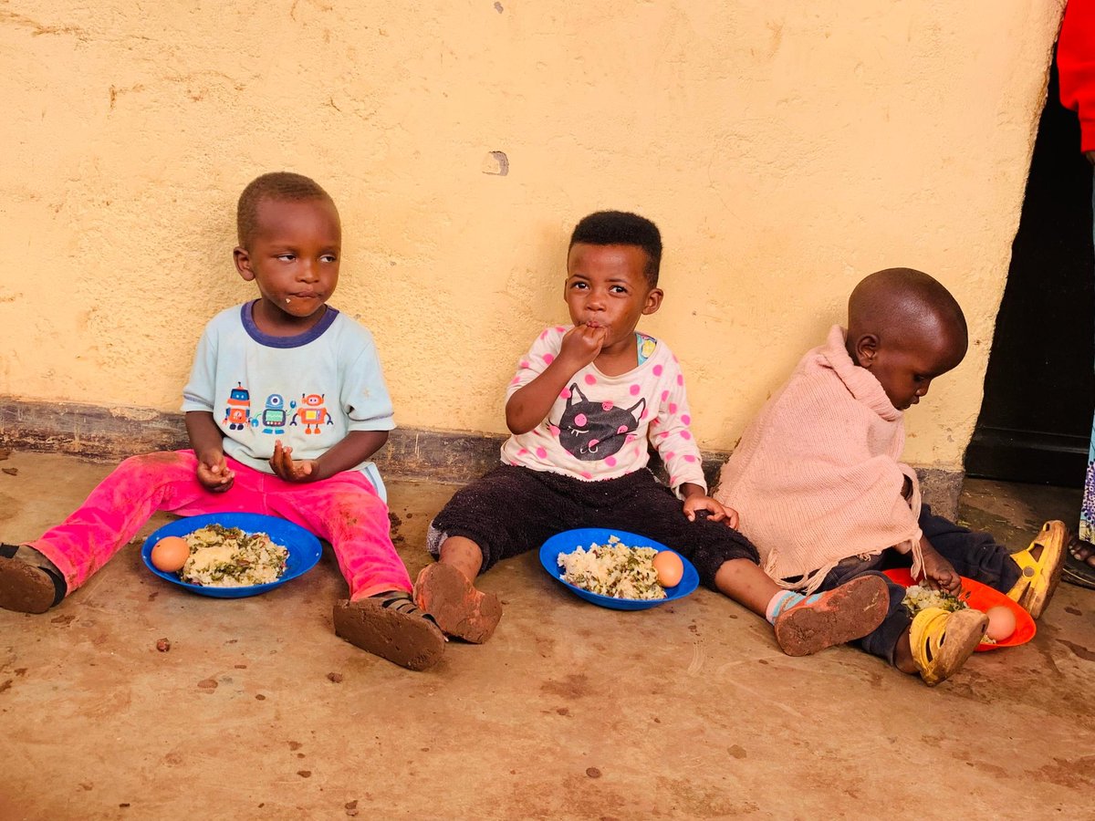 urphsa's tweet photo. What a productive 4th day of our Nutritional Campaign collaborating with CHWs at 'Igikoni cy'Umudugudu' to deliver nutrition-focused health education, conduct anthropometric assessments and enhance dietary diversity by distributing eggs in @HuyeDistrict, Tumba sector! https://t.co/0MUEF2VbQg