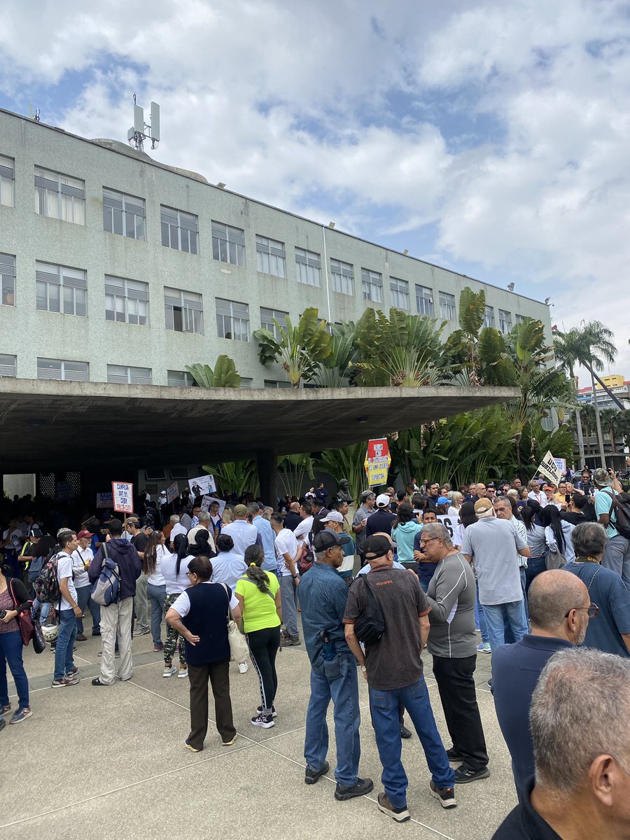 Hoy dijimos presentes en la manifestación convocada en reclamo a los derechos laborales de nuestros trabajadores y profesores.

 ¡Basta ya de atropellos!