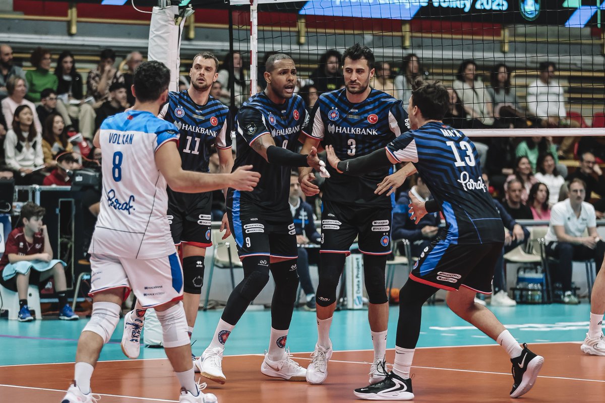 Temmzvolley's tweet photo. 🔥Halkbank altın setle Şampiyonlar Ligi Final4'unda🔥

 (3)🇵🇱Projekt Warszawa 12:15 Halkbank🇹🇷 (0)

📍Polonya Ligi ikincisi ve son Challenge Cup şampiyonu saf dışı kaldı. 
📍Halkbank'ın yarı finaldeki muhtemel rakibi son grup maçında 3-2 yendikleri Perugia

#CLVolleyM https://t.co/MGXDLY1jlI