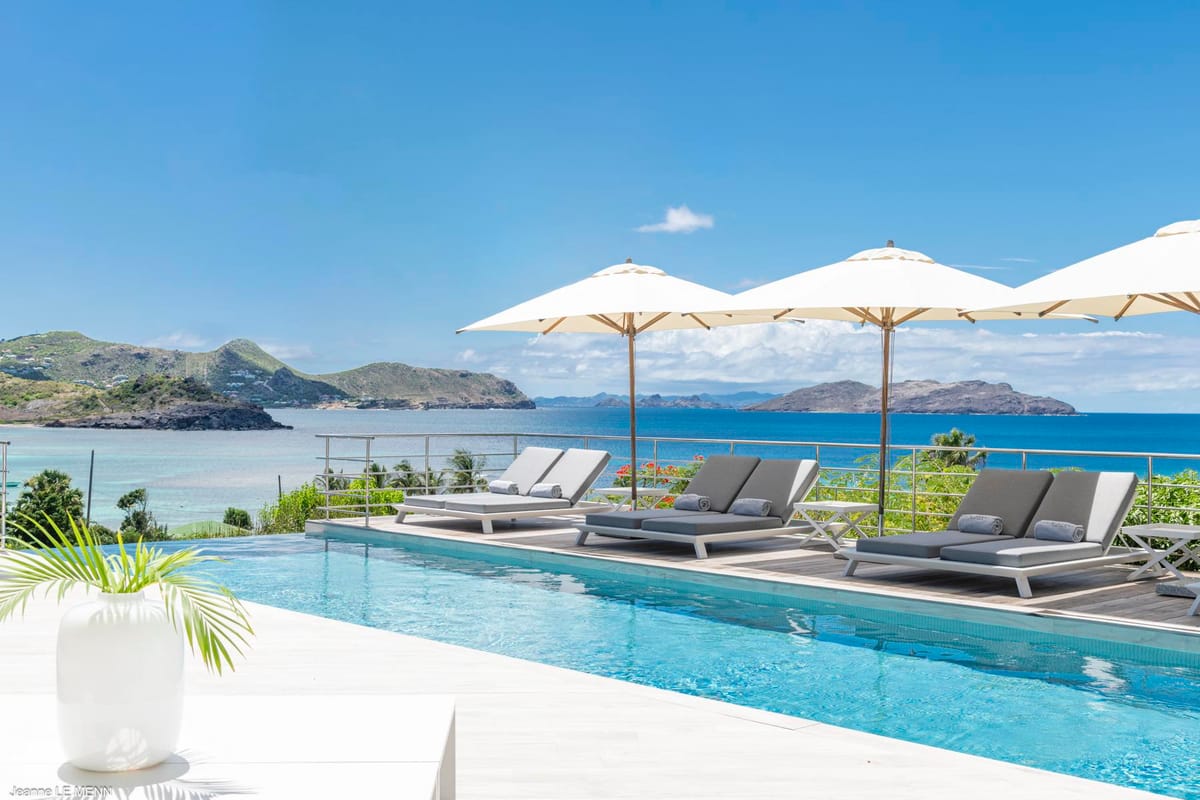 StBartsPremium's tweet photo. Nestled above Lorient Beach, VILLA AVENSTAR offers the perfect blend of contemporary chic and island luxury. With 5 stunning bedrooms, each with ocean views, this villa is the ultimate escape. #luxuryvillas #stbarts #islandvacations 
https://t.co/Dmi0NeTsjV https://t.co/SvlCl8YYAs