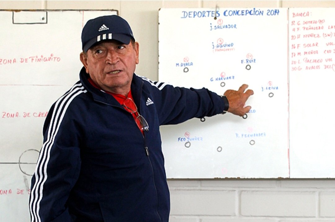 zonadeportiva1's tweet photo. Vuela Alto Hernan Clavito Godoy!!
Gran DT y pocos conocen su etapa de jugador donde jugo en un tridente de miedo con Jose Sulantay y nuestro querido ex Colega el Profe Roque Mercury. Año 65 en Deportes La Serena, compañeros y despues los 3 fueron  grandes Técnicos Nacionales https://t.co/kVgVMXUVeR