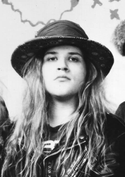 RockOthers's tweet photo. #AlmanaccoRock by @FabioLisci
#OnThisDay #AndrewWood
19 marzo 1990 – Muore Andrew Wood, il principe del grunge
Prima che il grunge conquistasse il mondo, prima che Seattle diventasse il centro dell’universo musicale, c’era Andrew Wood. Carismatico, teatrale, con il cuore diviso tra lo spirito selvaggio del glam e la malinconia del rock alternativo, Wood fu il primo a incarnare quel suono destinato a cambiare tutto. Cantante e bassista dei Malfunkshun, poi frontman dei Mother Love Bone, portò il rock di Seattle fuori dai sotterranei, mescolando poesia, sarcasmo e ambizione. Sembrava destinato a diventare una star, ma il 19 marzo 1990, a soli 24 anni, un’overdose di eroina lo strappa alla vita pochi giorni prima dell’uscita dell’album Apple. La sua morte segna la fine di un sogno e l’inizio di una nuova era: da quel dolore nasceranno i Temple of the Dog, tributo di Chris Cornell e dei futuri Pearl Jam. Andrew Wood non vedrà mai l’esplosione del grunge, ma senza di lui, quella scena non avrebbe avuto la stessa anima.