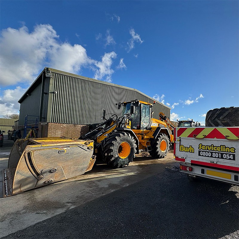 BushTyres's tweet photo. The bucket on this #JCB #WheelLoader is estimated to be the same size as Malta. With a bucket this big, you need a specialist #tyre The #Michelin 750/65R26 #Megaxbib tyres our #bushmobile fitting team fitted are a very wise choice indeed. https://t.co/pjhMnzBIFe https://t.co/DdUJJ4cH10