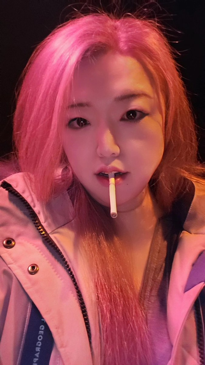 오늘도 디션 뱅데이 다녀왔지

딱히 늦게가서 볼것두 읍고

난머 가도 딱히 의미도없고

울마눌이랑가서. 흡연실 귀신도 

아니고 둘이서 커피하나들고

담배만 뻑뻑 펴대고 할껏뚜읍이

우린 왜가니 ㅡㅡ 참 의미없당

둘다머 노는것도아니고 그만가자

쟈기야 의미없다 디션 ㅋㅋ

흡연실이제 싫다