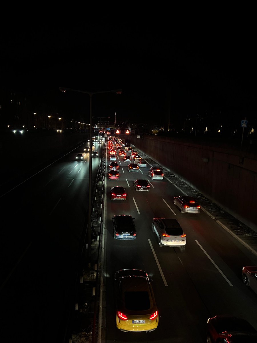 Die marode A100-Brücke ist ein Mahnmal für das totale Versagen von ⚫️🔴 &amp; der Autobahn GmbH. Jahrelang wurde die Infrastruktur kaputtgespart, während Mrd. für ideologische Prestigeprojekte verpulvert wurden. Jetzt bricht nicht nur die Brücke zusammen, sondern auch der Verkehr.