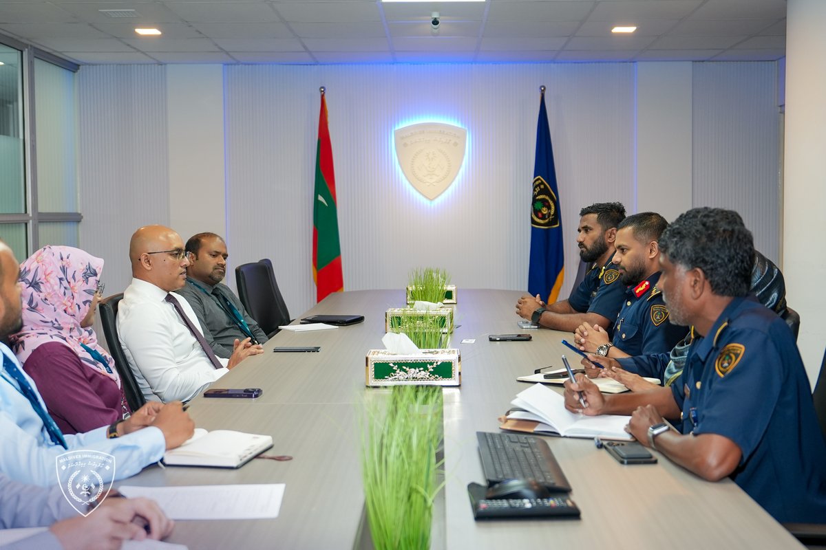 The Commissioner General of Taxation of <a href="/MIRAmaldives/">Maldives Inland Revenue Authority</a>, Mr. Hassan Zareer, paid a courtesy visit to the Controller General of Immigration, <a href="/ShamaanW/">Mohamed Shamaan Waheed</a> , today. The discussion focused on strengthening cooperation between the two parties and enhancing information exchange.