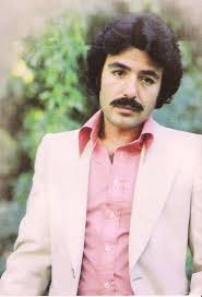 Yüce dağ başında yayılan atlar, yar mendil işlemiş ikiye katlar, mezarım üstünde beş kaşır otlar, bitmeyince gönül yardan ayrılmaz emmoğlu...