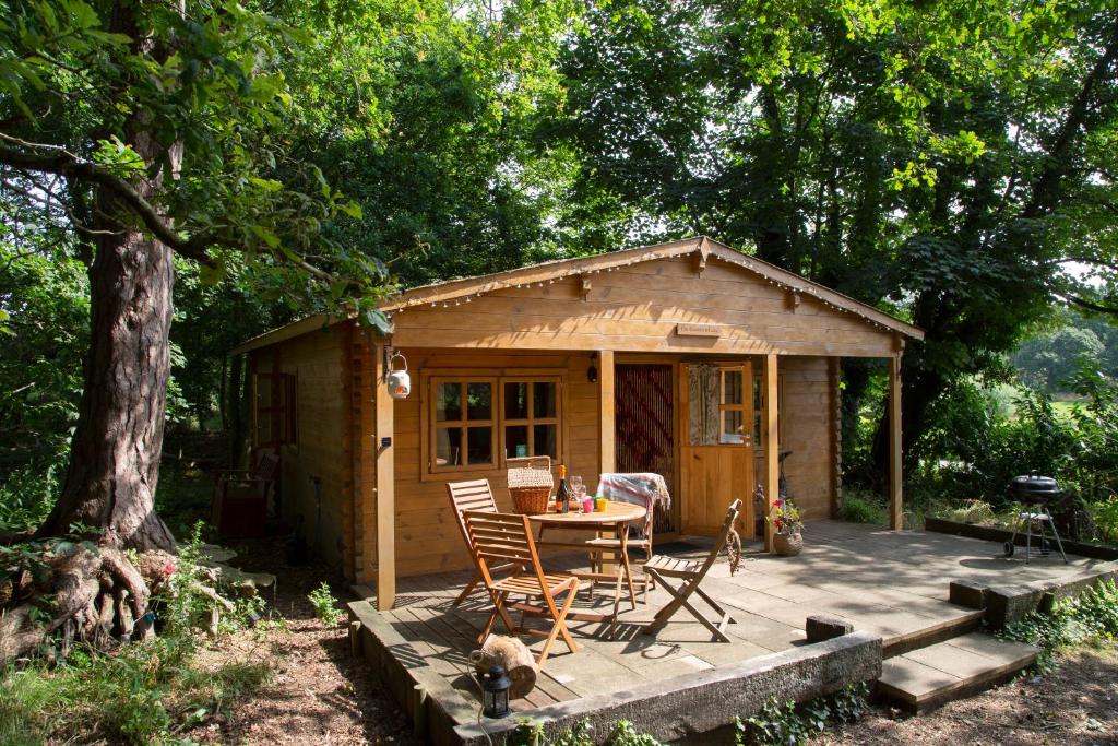 Tucked deep in Suffolk’s woodlands, our Woodland Lodge at West Stow Pods offers a hobbit-inspired escape. Cozy, rustic, and surrounded by nature—your Middle-earth hideaway awaits!"

-New luxury matresses
-New Fireplace
-New Lighting
-New cooking hob
-New fridge
-New sofa bed
-Now