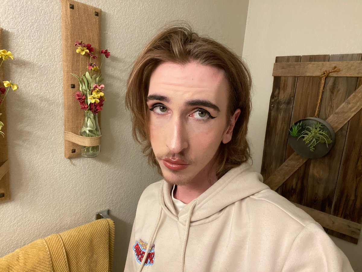 Bet you’ve never seen someone who can do both 👔💅