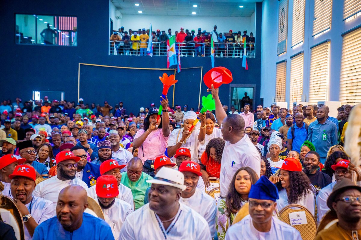 JaafarUmarAbba's tweet photo. Earlier today, Edo State Governor, Sen. @m_akpakomiza, received 17 Acting Council Chairmen from the @OfficialPDPNig into the @OfficialAPCNg, along with thousands of their supporters.
#ANewEdoHasRisen #EdoIsAPC #RenewedHope https://t.co/Pd4m8syul7