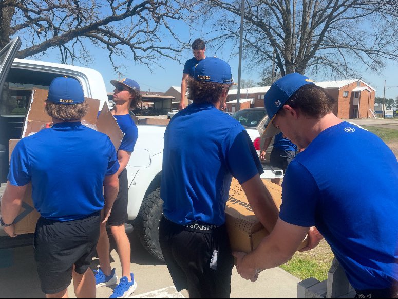 Members of the SAU baseball team were out on campus today helping move supplies and canned goods from the Ozmer House! It’s a GREAT day to be a Mulerider! #MuleridersInMagnolia