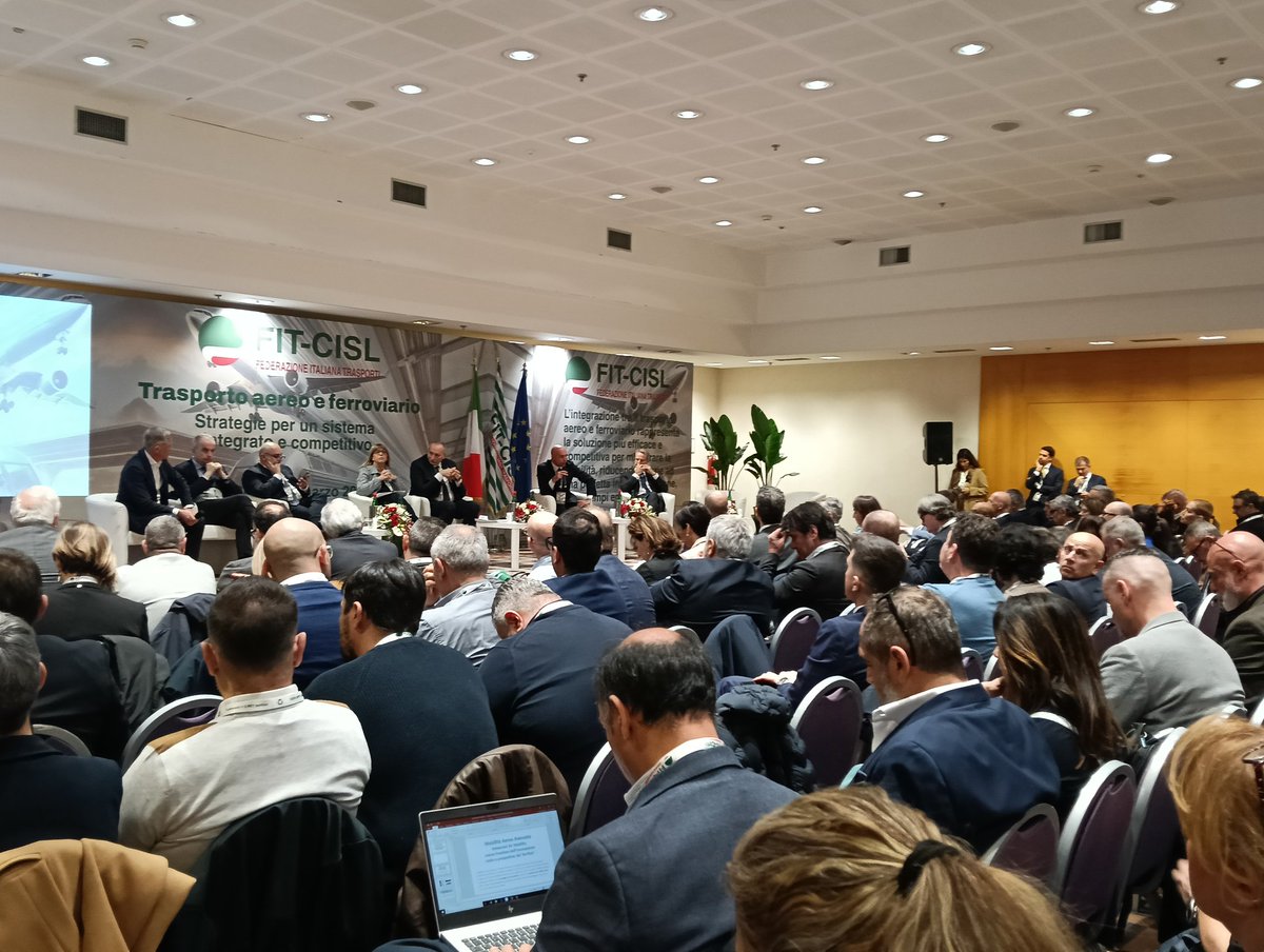 FitCisl's tweet photo. #19marzo Questa mattina si è svolto il convegno organizzato dalla @FitCisl "Trasporto aereo e ferroviario: Strategie per un sistema integrato e competitivo". Dopo il saluto di Mario Baccini, Sindaco di Fiumicino, e le relazioni introduttive del Prof. Ugo Arrigo dell’Università Bicocca di Milano e dei Segretari Nazionali Fit-Cisl Gaetano Riccio e Monica Mascia, si è avviato un confronto a più voci a cui hanno partecipato: Edoardo Rixi,Viceministro delle Infrastrutture e dei Trasporti;Pierluigi Di Palma Presidente ENAC;Stefano Antonio Donnarumma AD Gruppo FS; Marco Troncone AD ADR;Joerg Eberhart AD ITA Airways e Salvatore Pellecchia Segretario Generale Fit-Cisl Nazionale. La Segretaria Generale della Cisl Daniela Fumarola ha curato le conclusioni dell’evento.     
L'integrazione tra il trasporto aereo e quello ferroviario rappresenta una delle soluzioni più avanzate e competitive per migliorare la mobilità moderna. Questo approccio consente di ridurre in modo significativo non solo i costi operativi, ma anche i tempi di spostamento e l’impatto ambientale, grazie a un sistema intermodale che garantisce una perfetta connessione tra i diversi mezzi di trasporto.
Il SG @FitCisl @salvopellecchia ha sottolineato: "Il nostro impegno è focalizzato sulla promozione della #partecipazione attiva e della collaborazione tra le imprese, con l'obiettivo di sviluppare soluzioni innovative e sostenibili che rispondano alle esigenze di un settore in continua evoluzione. La sinergia tra tecnologia, innovazione e sostenibilità è la chiave per costruire un futuro più efficiente e responsabile nel campo della mobilità".
Un altro tema di grande rilevanza trattato durante il nostro incontro ha riguardato la #sicurezza, a partire da una riflessione sul problema delle #aggressioni ai danni del personale dei #trasporti . 
È fondamentale che tutti gli attori coinvolti, dalle autorità pubbliche alle imprese, collaborino in maniera sinergica e coordinata per affrontare un fenomeno che sta rapidamente assumendo i contorni di una vera e propria emergenza. La sicurezza non può più essere un obiettivo secondario, ma deve diventare una priorità assoluta in ogni fase del processo.
"Per garantire un sistema di trasporto sempre più sicuro, efficiente e all’avanguardia, è necessario un impegno collettivo, con l’attuazione di misure concrete e una collaborazione fattiva e continuativa tra i diversi soggetti coinvolti. Solo con un approccio integrato e innovativo sarà possibile costruire un sistema di mobilità che sia non solo competitivo, ma anche in grado di rispondere alle sfide globali di sostenibilità e sicurezza che ci attendono" ha sottolineato ancora Pellecchia.
“Bisogna cogliere le grandi potenzialità di un progetto per un sistema integrato del,#trasporto nel Paese, in modo da migliorare la qualità dei servizi, ottimizzare l’utilizzo delle risorse, ridurre l’impatto ambientale e contribuire alla coesione e alla crescita delle nostre comunità. Naturalmente non si può generare innovazione anche in questo settore senza investire su un più forte protagonismo delle persone che lavorano. Perché non c'è una buona impresa senza buon lavoro, né buona crescita senza buona occupazione" ha concluso così i lavori la Segretaria Generale @CislNazionale Daniela Fumarola