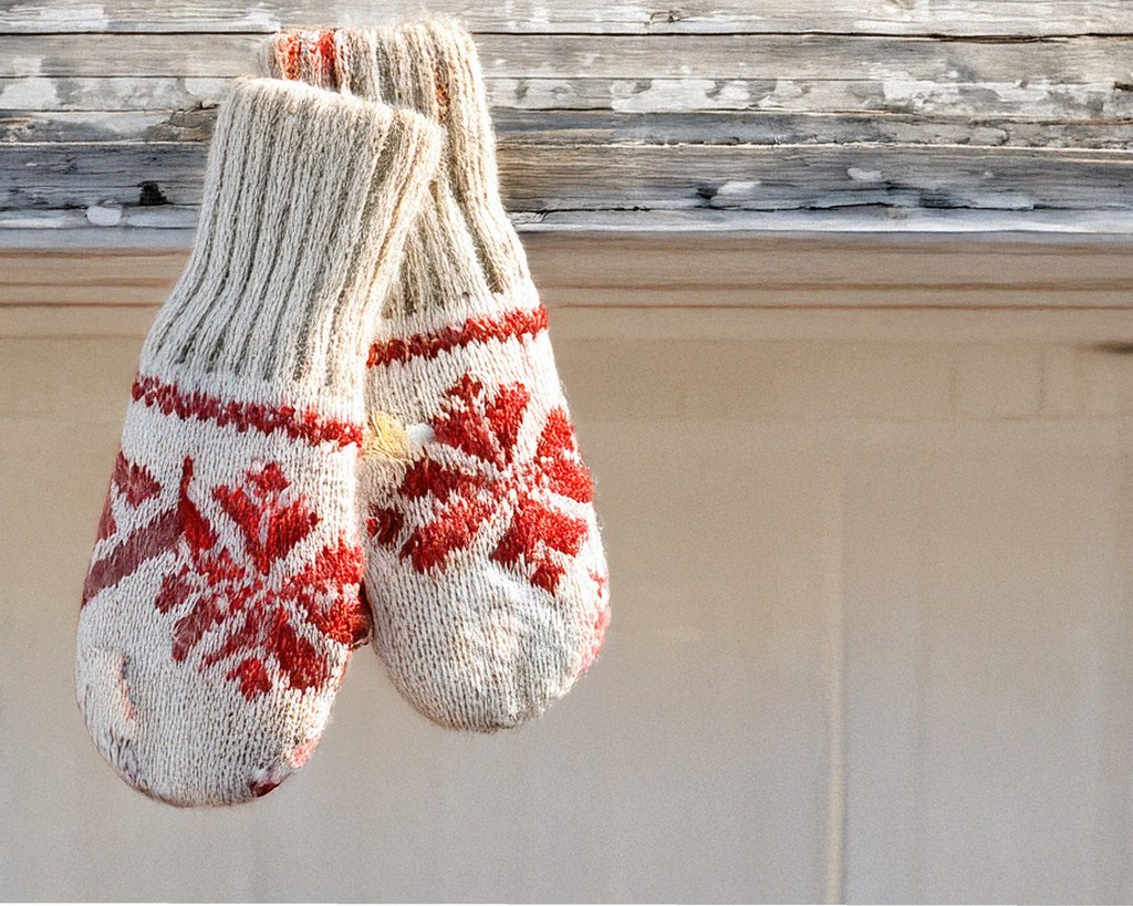 NXTGenExterior's tweet image. Just like a good pair of mittens keeps your hands warm, a strong roof, durable siding, and well-maintained gutters protect your home from the elements—rain or shine, snow or heat! #YearRoundProtection #RoofingExperts #GutterGuardians #HomeExteriorCare #BuiltToLast #SeasonReady