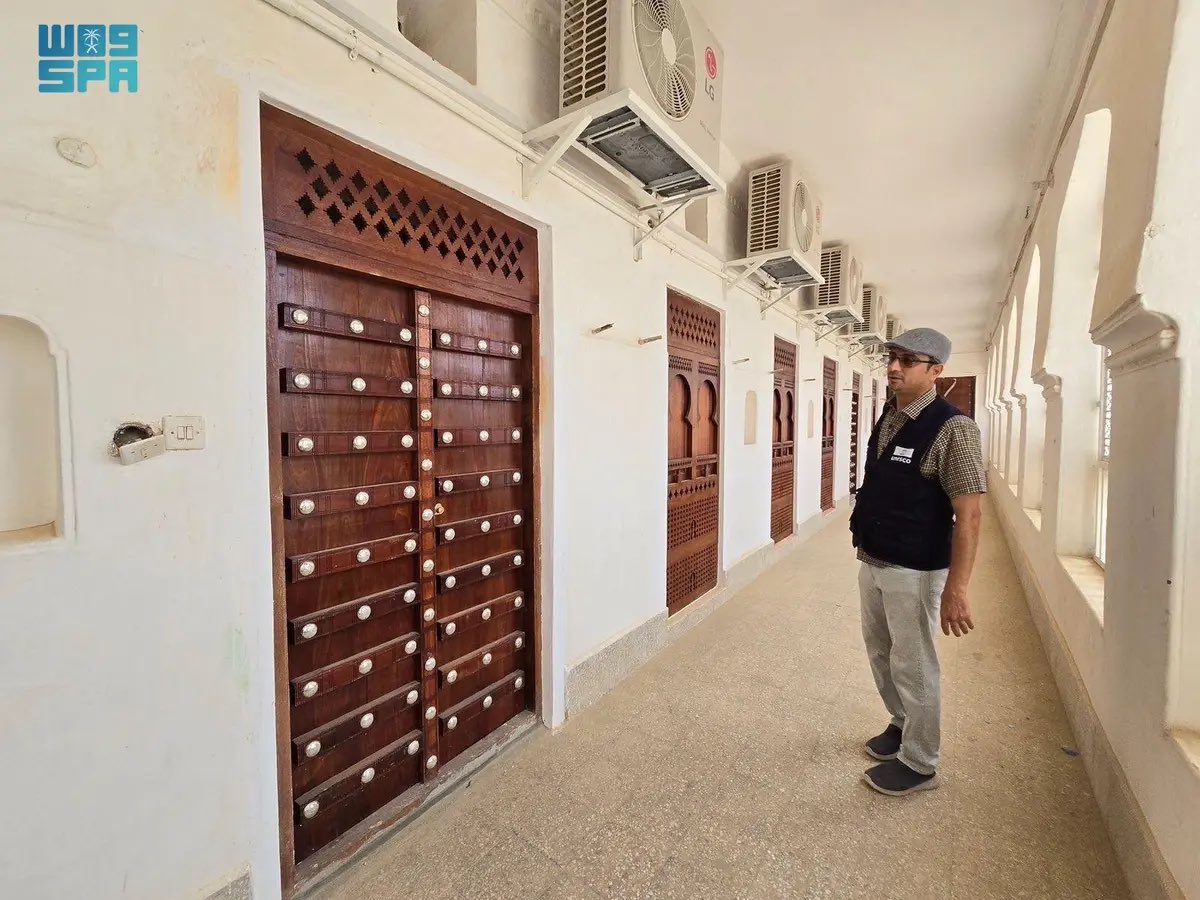 من أكبر القصور الطينية في العالم، وانطلاقًا من أواصر الأخوة المتينة والروابط التاريخية بين المملكة واليمن..

#السعودية ترمم قصر سيئون باليمن، ويُعد من أبرز المعالم في وادي حضرموت وتجاوز عمر القصر الطيني أكثر من 500 عام، ويتكون من سبعة طوابق و 45 غرفة.

-