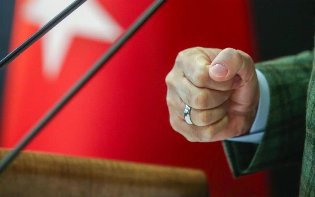 tugberk37's tweet photo. “HAİNLERE, HIRSIZLARA, RÜŞVETÇİLERE KARŞI DEVLETİMİN YANINDAYIM!”

Diyen kaç kişiyiz? https://t.co/jQoU9sfyWk
