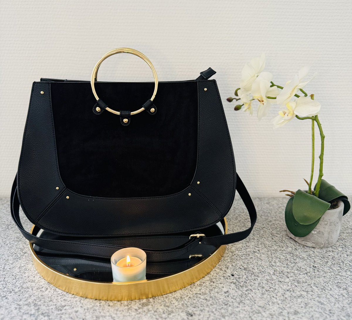 J’ai récemment décidé de me lancer dans la commercialisation de sacs à main , des pièces uniques choisies rien que pour vous 
Disponibles au Cameroun 
Wha ou Dm si intéressé 

wa.me/237694483142
1 : 20.000 FCFA 
2 : 20.000 FCFA 
3: 15.000 FCFA
4: 12.000 FCFA