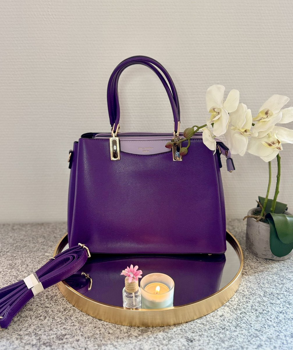 Elothia's tweet photo. J’ai récemment décidé de me lancer dans la commercialisation de sacs à main , des pièces uniques choisies rien que pour vous 
Disponibles au Cameroun 
Wha ou Dm si intéressé 

https://t.co/T3uwDG9dJ0
1 : 20.000 FCFA 
2 : 20.000 FCFA 
3: 15.000 FCFA
4: 12.000 FCFA https://t.co/egUiuA8sae