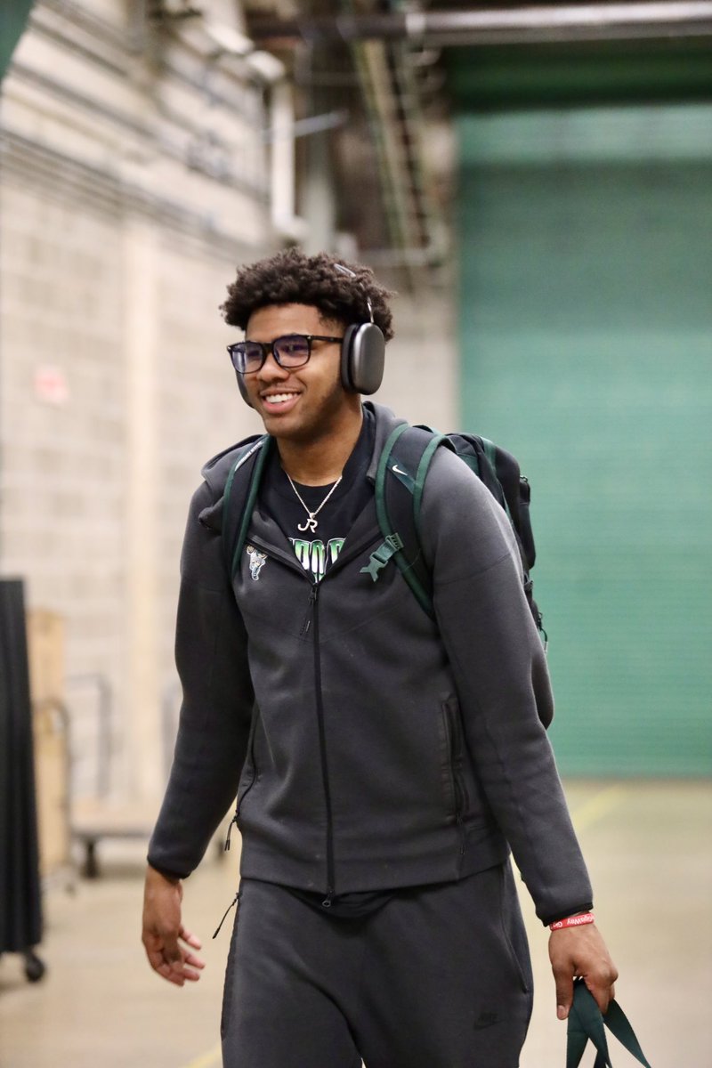 MSU_Basketball's tweet photo. Cleveland bound 🟢⚪️ https://t.co/WKVuMVDrui