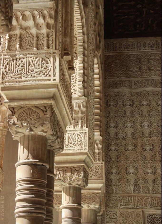 في مدخل الحمراء كان لقاؤنا
ما أطـيب اللقـيا بلا ميعاد