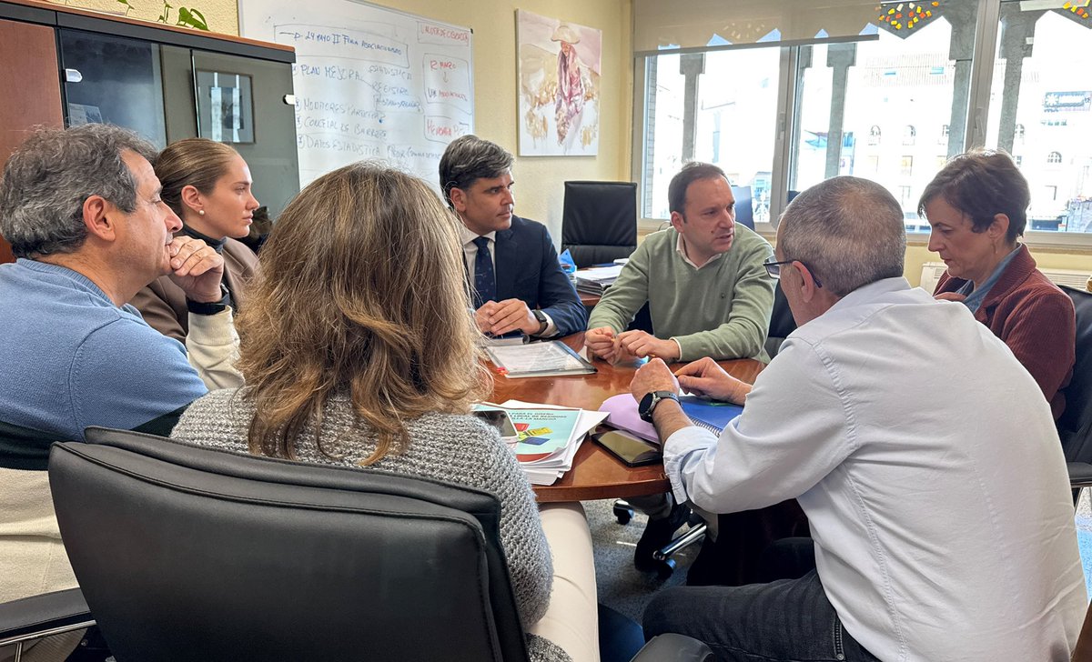 GuillermoAB1980's tweet photo. Trabajando juntos por una Ciudad Real mejor: hoy, en la mesa de trabajo, de ordenanzas debatimos cómo adaptar la tasa de basura cumpliendo la ley sin perder nuestro compromiso de bajar impuestos. 

https://t.co/6P9HHfyc29 https://t.co/M3Rpuv6hwb