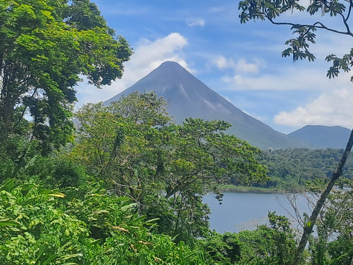 Melshenny1's tweet photo. Arenal Volcano looking proud today #CostaRica #sunshine #ArenalVolcano π https://t.co/iEUPjx0bvS
