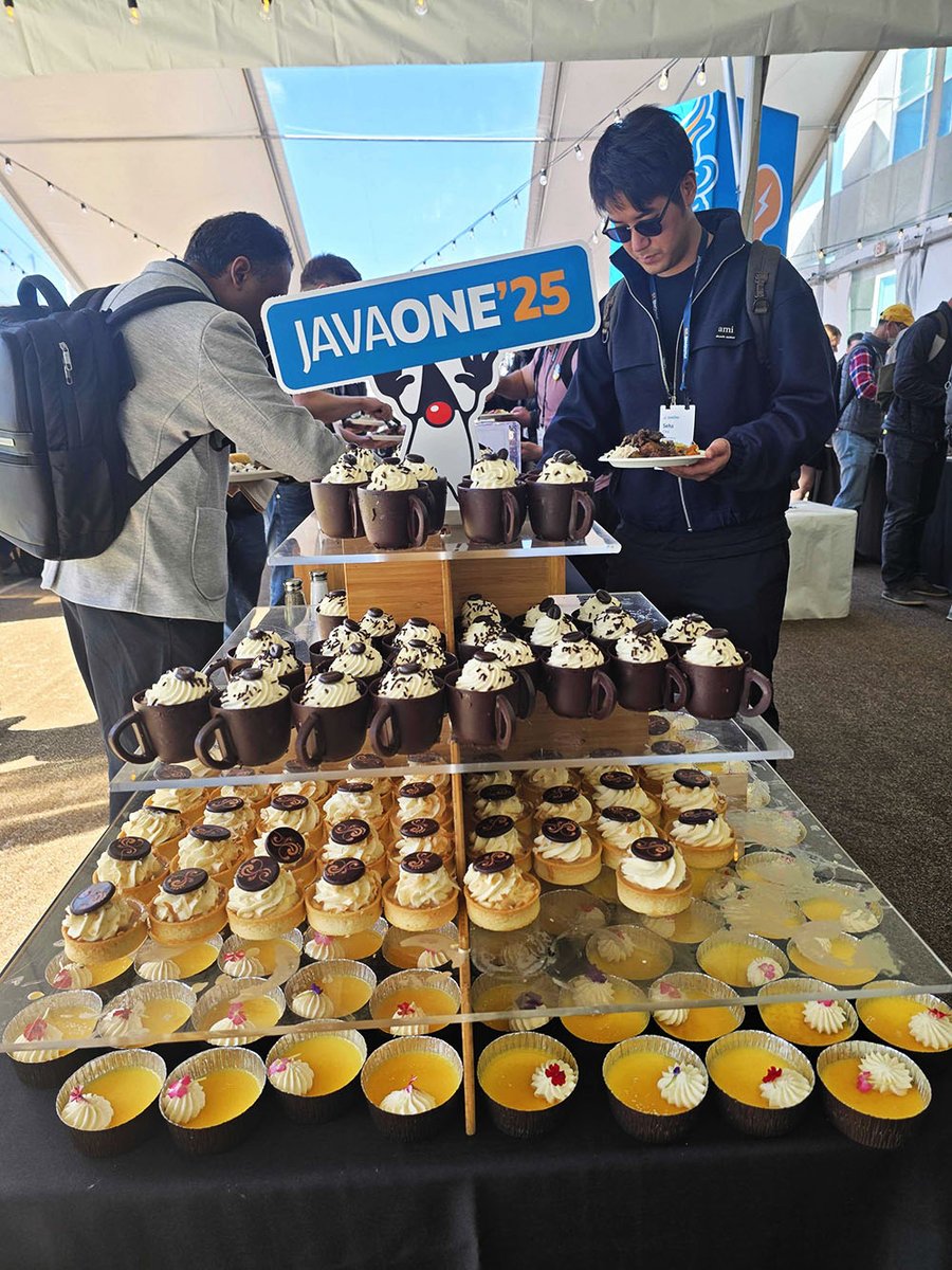 JavaOne's tweet image. Duke's got some sweet treats for you. 🧁
Be sure to check out Duke's Meals to recharge this afternoon! #JavaOne