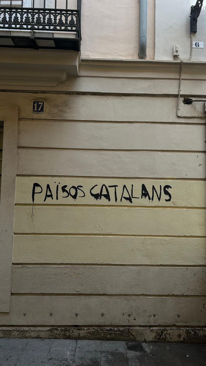 LoRatPenat_'s tweet photo. 📣COMUNICAT OFICIAL DE LO RAT PENAT📣

🔴Ataquen la sèu de Lo Rat Penat en insults i proclames catalanistes

🦇Des de Lo Rat Penat, volem denunciar enèrgicament l'atac vandàlic perpetrat contra la nostra sèu, un edifici emblemàtic del patrimoni valencià. En la matinada del 18 de març, la casa del valencianisme, situada en l'històrica residència dels Trenor en el carrer Trinquet de Cavallers, 9, ha segut objecte de pintades intimidatóries i ofensives, entre les que es poden llegir insults com 'fills de puta' i consignes pancatalanistes com 'països catalans'.

➡️No és la primera volta que sofrim este tipo d'agressions. Diàriament, en rets socials, soportem atacs constants per part del catalanisme radical, que pretén impondre la seua visió ideològica sobre la nostra cultura i la nostra llengua. Pero esta volta han anat més allà: han atentat contra una joya del patrimoni valencià, un edifici l'història del qual se remonta a sigles passats i que fon rehabilitat per l'arquitecte Salvador Vila Ferrer per a recuperar la seua essència com a residència històrica de la família Trenor i sèu de la nostra entitat.

🏛️El palau, l'image actual del qual prové d'una reforma de mitan sigle XIX, és un símbol del llegat cultural valencià. En el seu interior s'han integrat importants troballes arqueològiques dels sigles XIII al XVI, i la seua estructura, organisada entorn a un pati noble i una escala principal, representa un testimoni arquitectònic únic en la nostra ciutat. Estos atacs no solament són un acte d'odi contra Lo Rat Penat, sino contra tot el poble valencià i la seua història.

👤Davant estos fets, el president de Lo Rat Penat, Josep Vicent Navarro Raga, exigix una condena ferma per part de les institucions públiques valencianes i reclama mides urgents per a protegir el patrimoni cultural de tots els valencians.

🗣️ @JVNavarroRaga ha manifestat que: “No podem permetre que la nostra història i les nostres raïls siguen atacades impunement. Exigim vigilància i respecte per les joyes patrimonials de Valéncia. L'impunitat davant estos actes solament encorajarà noves agressions. Prou ya d'odi cap als que defenem i amem lo valencià".

🦇Lo Rat Penat seguirà defenent en fermea l'identitat, la cultura i la llengua valenciana, i no permetrà que l'intolerància i el fanatisme imponguen la seua voluntat sobre la nostra història.