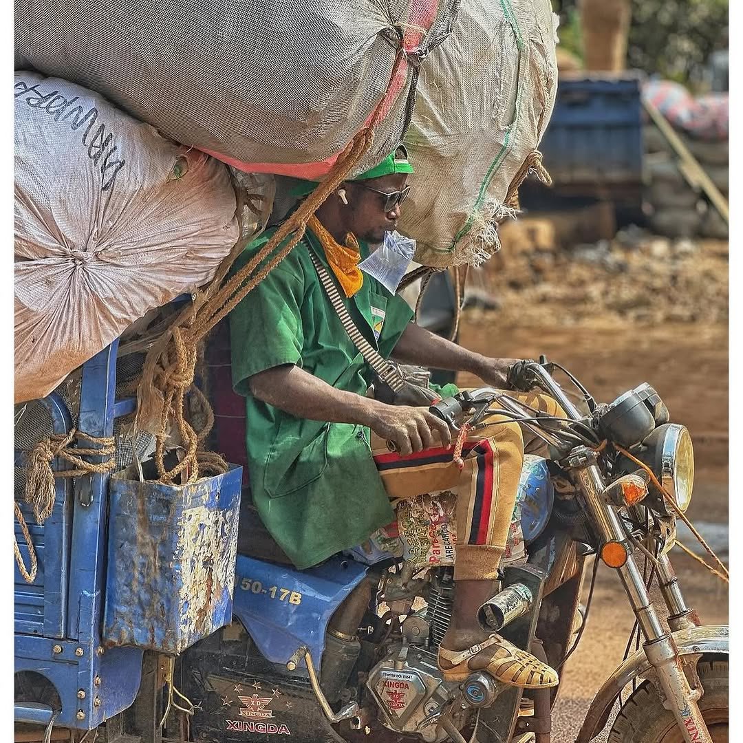 teammalian's tweet photo. Un Grand Respect A Ces Travailleurs Du  transport, notamment les bus, Sotramas et moto-taxis, jouent un rôle essentiel dans la mobilité urbaine et interurbaine .Un Grand Merci   À @johnkalapo Pour Ces Magnifiques Clichés -----#visitamali #mali #TeamMalian https://t.co/9dRdGyRACR