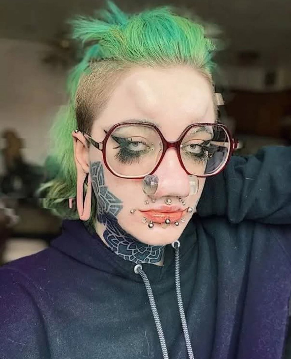 L’arnaque du siècle des gauchistes et des wokistes c’est de faire croire que c’est un manque de tolérance et d’humanité de ne pas cautionner ça et de ne pas le promouvoir.

Alors qu’en faisant ça, cette jeune fille a juste brisé sa vie sociale, sa vie professionnelle et sa santé