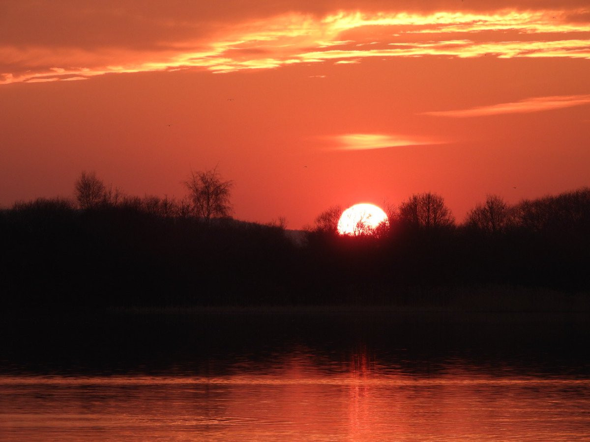 Setting sun at wintersett <a href="/kerriegosneyTV/">Kerrie Gosney</a> <a href="/itvweather/">ITV Weather</a> <a href="/bbcweather/">BBC Weather</a> <a href="/Hudsonweather/">Paul Hudson</a> <a href="/KeeleyDonovan/">Keeley Donovan</a> <a href="/SimonOKing/">Simon King</a> <a href="/katerinaweather/">Katerina Christodoulou</a> <a href="/EmmanuelleLhoni/">Emmanuelle Lhoni</a> <a href="/Expwakefield/">Experience Wakefield</a> <a href="/MyWakefield/">Wakefield Council</a> <a href="/WakeExpress/">Wakefield Express</a> <a href="/journoLeanneC/">Leanne Clarke</a> <a href="/ThePhotoHour/">#ThePhotoHour</a> #sunset <a href="/WkfdOfficial/">Wakefield Official News</a>