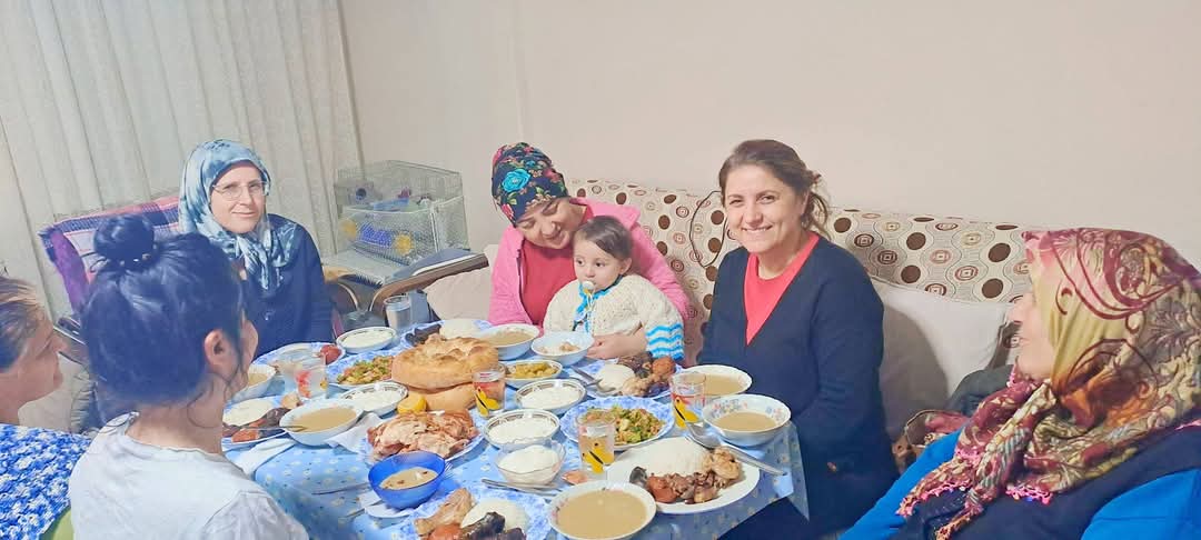 SerapEyce's tweet photo. 📍 Gönül İftarımızdayız 
19/03/2025

İlçemizde yaşayan ve gönül  kapılarını açan vatandaşımızla #İftar Sofrasında biraraya gelip, ibadetimizi eda ettik.

Allah kabul etsin inşallah 

#Ramazan
#Karabağlar https://t.co/vAKM2nOZnu