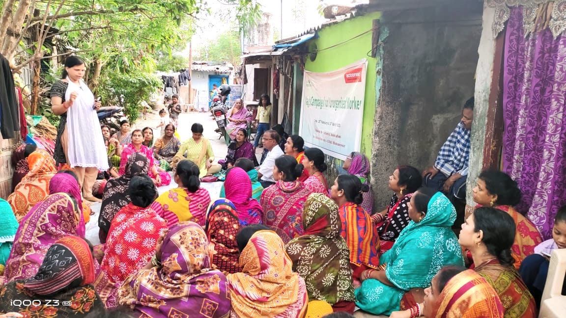 sndeep's tweet photo. #Bhubaneswar #WageCampaign for unorganised workers is underway this week
Here in Nilachakra Nagar to raise awareness on Labour Code on Wage. Construction workers, domestic workers, street vendors, and other workers are discussing wage calculations
@ActionAidIndia #CCWD https://t.co/IkTxNGhHyl