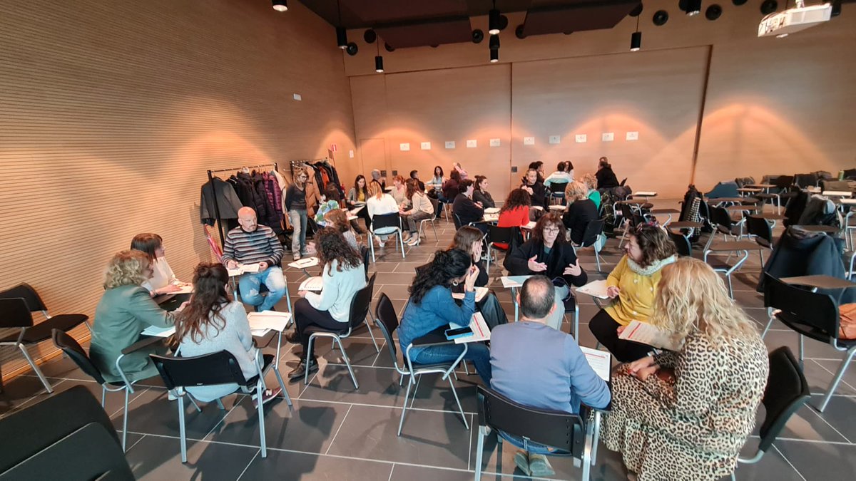 Avui, presentant els Reptes i línies estratègiques per impulsar el potencial comunitari dels equipaments de proximitat  amb #Barrisicomunitats @SocialDiba