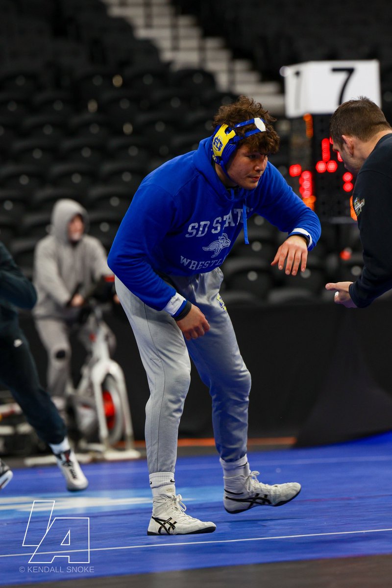 Pair of Iowans warming up and set to rock for @jackrabbitwrestling 

Good luck Cade DeVos and Cobe Siebrecht 

#iahswr