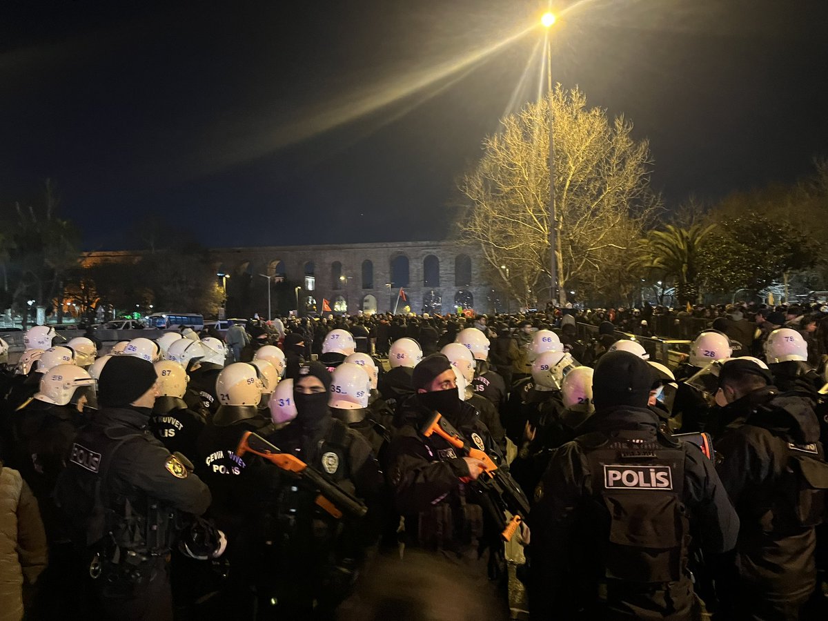 KampusCadi's tweet photo. 📍#Saraçhane 

Saraçhane’deki eylem sonrasında #Taksim’e yürümek isteyenler ablukaya alındı.

Ablukalar, baskılar bizi yıldıramaz! #sokağa https://t.co/OsnwOktqgv