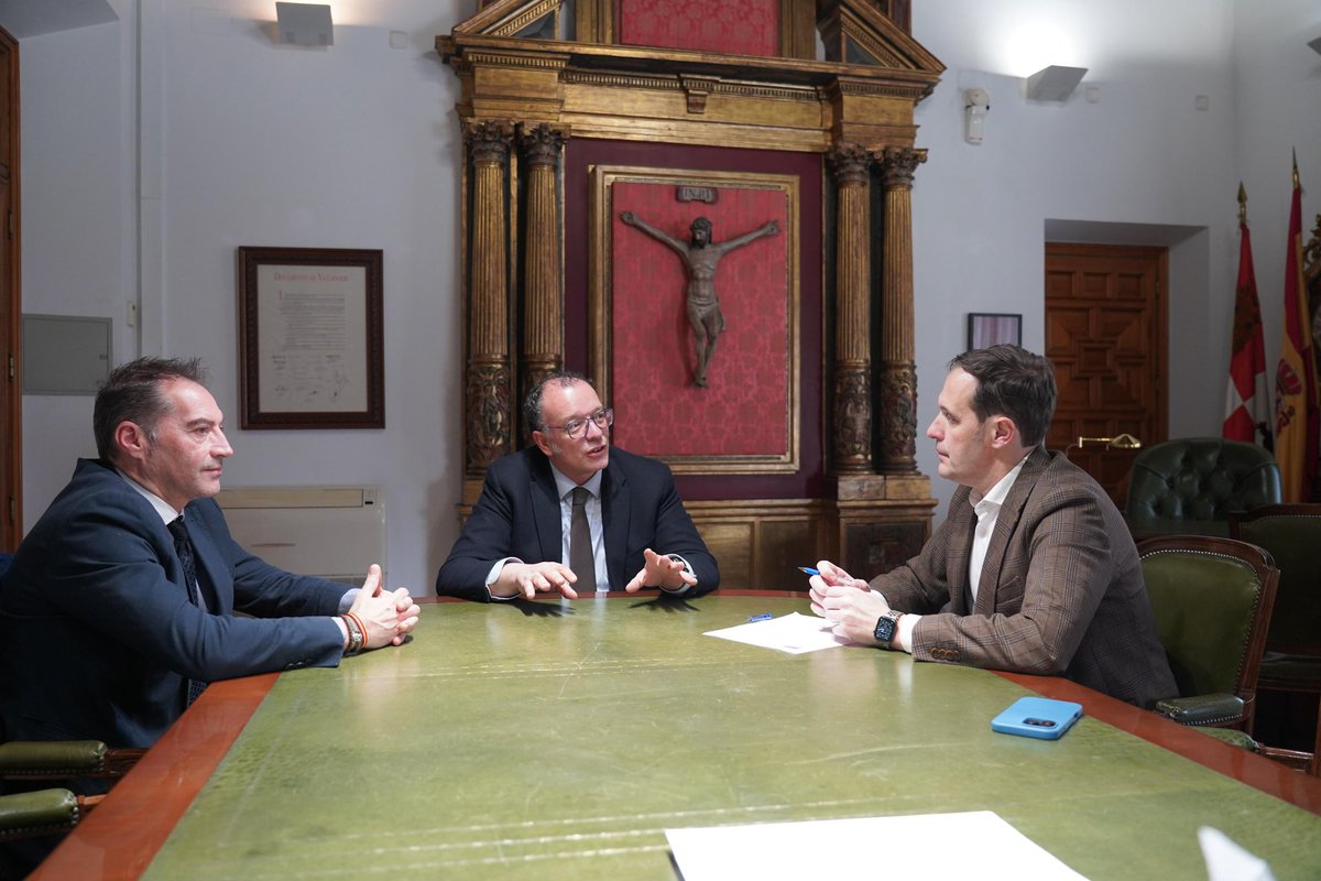 El presidente <a href="/Conrado_Iscar/">Conrado Íscar</a> mantiene una reunión de trabajo con <a href="/OFSCruzdesnuda/">Cofradía Orden Franciscana Seglar</a>.

✝️ Con motivo de la celebración del 25º aniversario de la colaboración entre ambas instituciones. 

#SemanaSanta2025