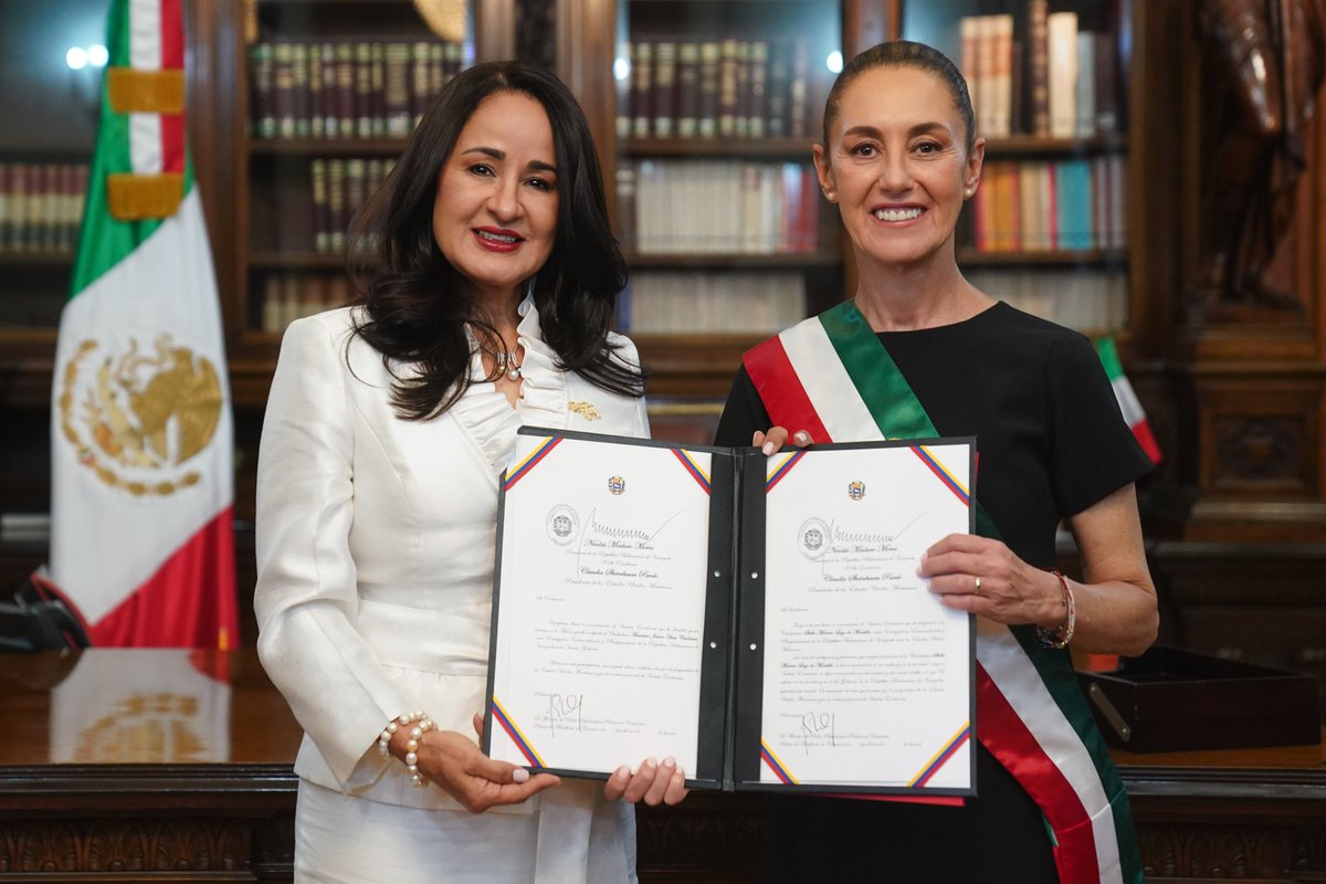Claudiashein's tweet photo. Por último, la embajadora de la República Bolivariana de Venezuela, Stella Marina Lugo de Montilla, y los embajadores de República Popular de Bangladesh, Mushfiqul Fazal; y República de Haití, Hubert Labbe. https://t.co/45Up1y34o0