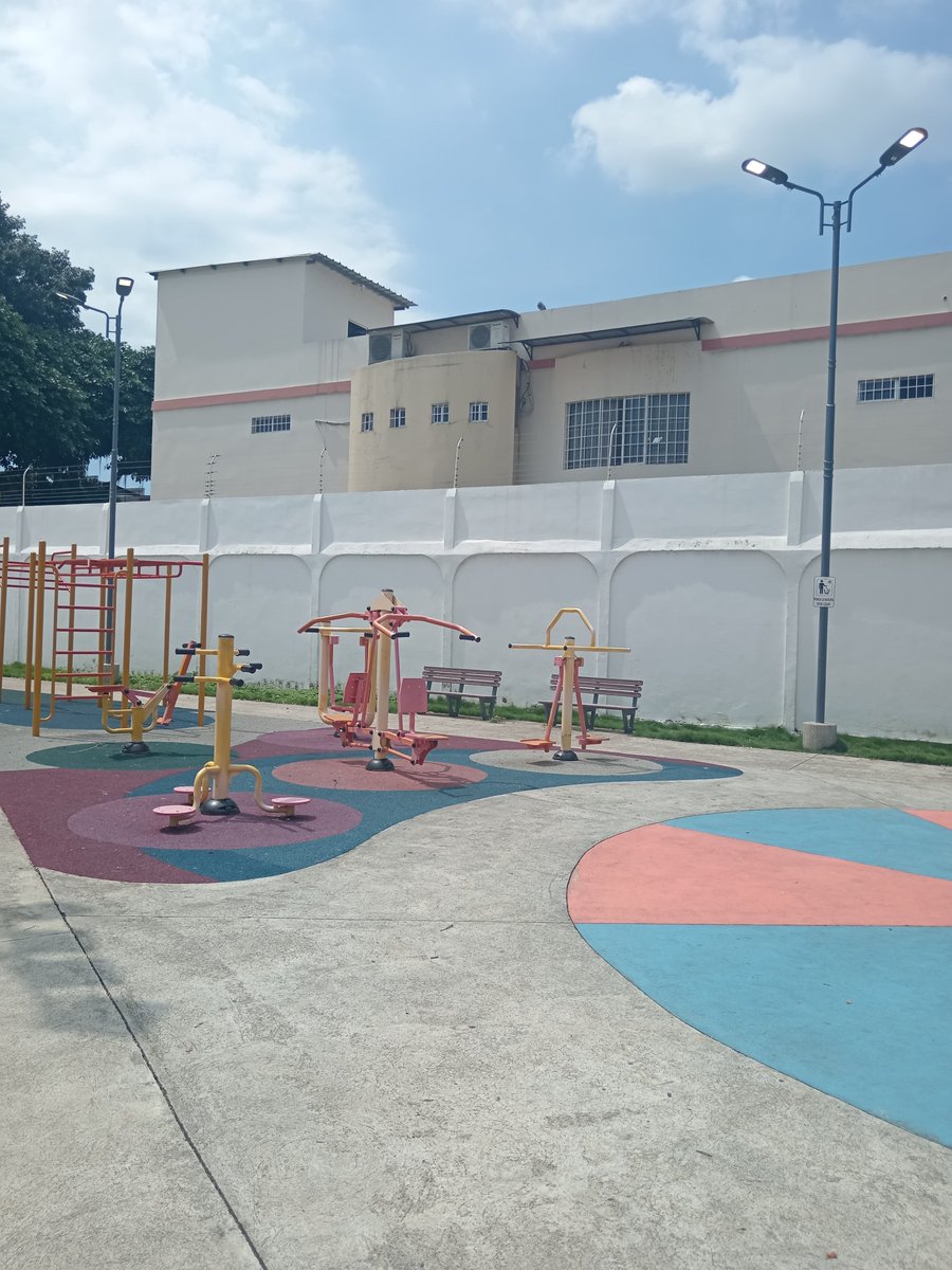 181Responde's tweet photo. ¡Buenas noticias!  Gracias al trabajo conjunto de la Coordinación de Obras Eléctricas del #MunicipioDeGuayaquil y #AlcaldíaResponde, el Parque Samanes 1 ahora cuenta con iluminación renovada. ¡Disfruta de tus paseos nocturnos con mayor seguridad en #CiudadDeTodos! ‍♂️✨ https://t.co/oPWZu4meKT