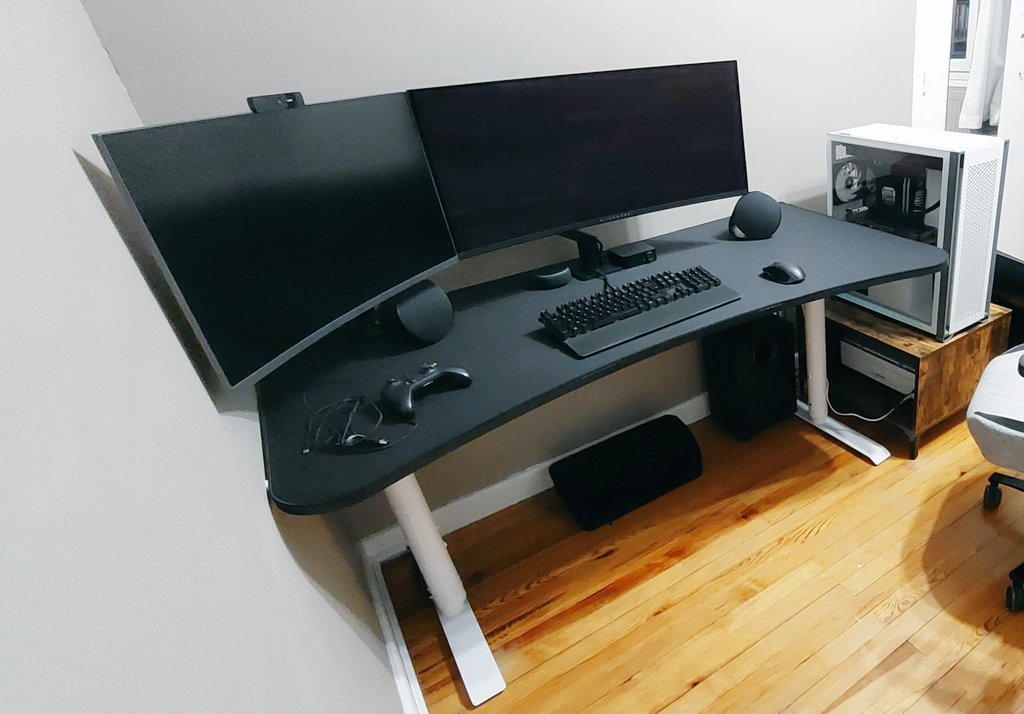 Lemecducailloux's tweet photo. @LDLC A la fois sobre et excessif https://t.co/LRrSFybDPv