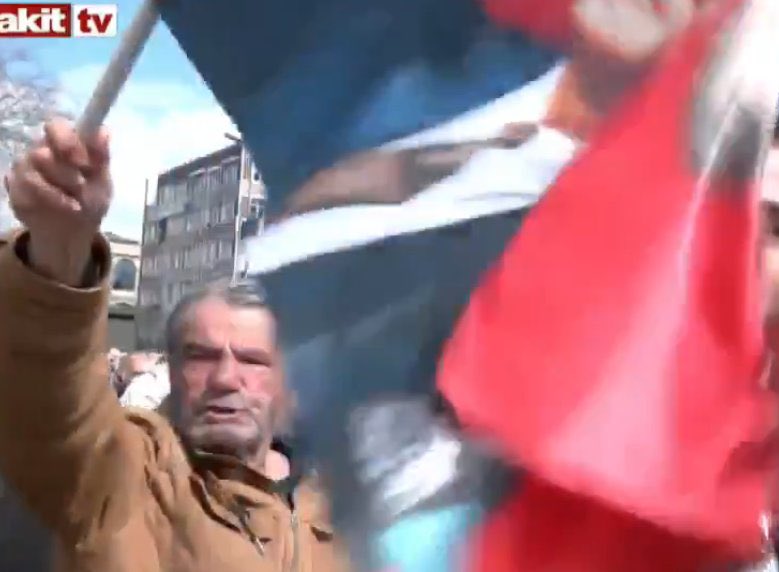 Bizim umudumuz siyasetçiler falan değil. AkİT tv muhabirini bayrakla döven adamdır