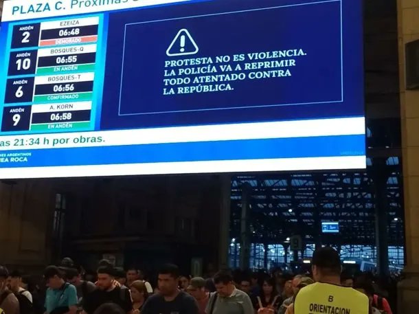 temoris's tweet photo. Así se comporta el fascismo en el poder.

Parece cine apocalíptico pero es el régimen de Javier Milei y el macrismo en #Argentina. 

Aún así, llegan miles de de personas a apoyar la gran manifestación de protesta de los jubilados, bajo la convocatoria #TODOSALCONGRESO https://t.co/ZG1QxhIA9r